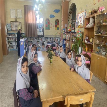 بازدید مدرسه ابتدایی از کنابخانه